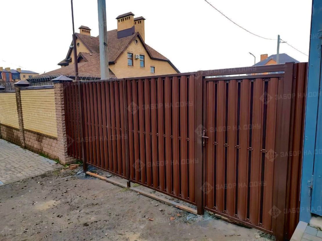 Распашные ворота из евроштакетника  в Волоколамске